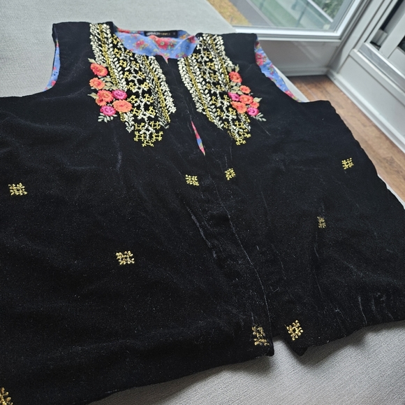 Embroidered Velvet Vest NWOT - Picture 4 of 7